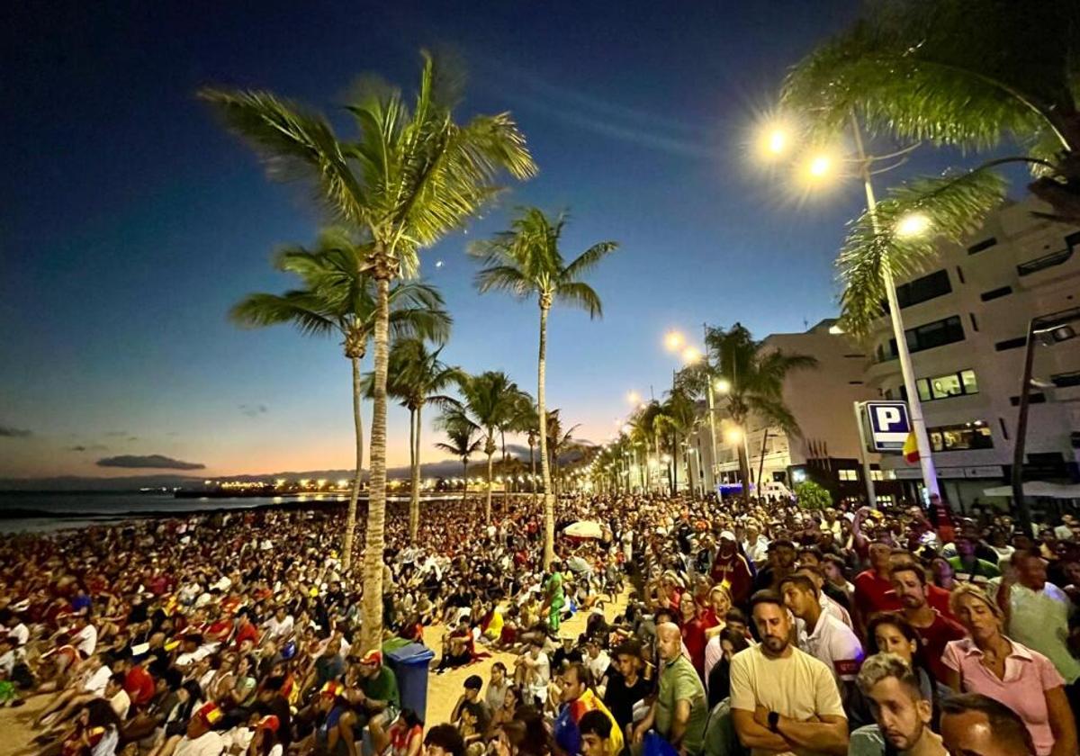 Público siguiendo la semifinal del martes a través de la pantalla en la playa de El Reducto.