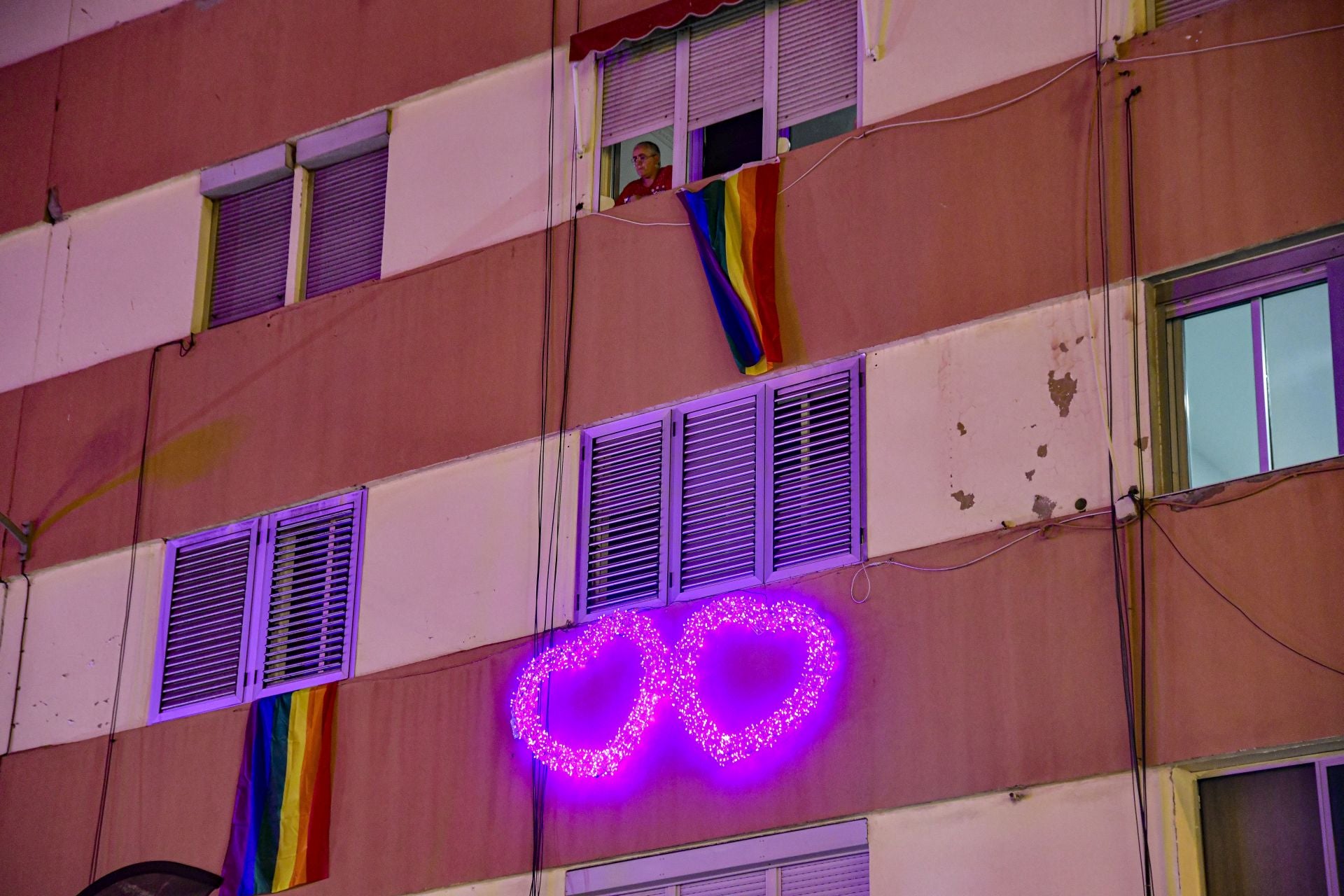 Un vecino decoró su fachada durante el carnaval.