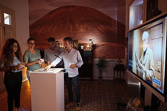 El consejero de Cultura, Rayco León, juega al escape room con otras consejeras y consejero, en la casa museo Miguel de Unamuno, en Puerto del Rosario.