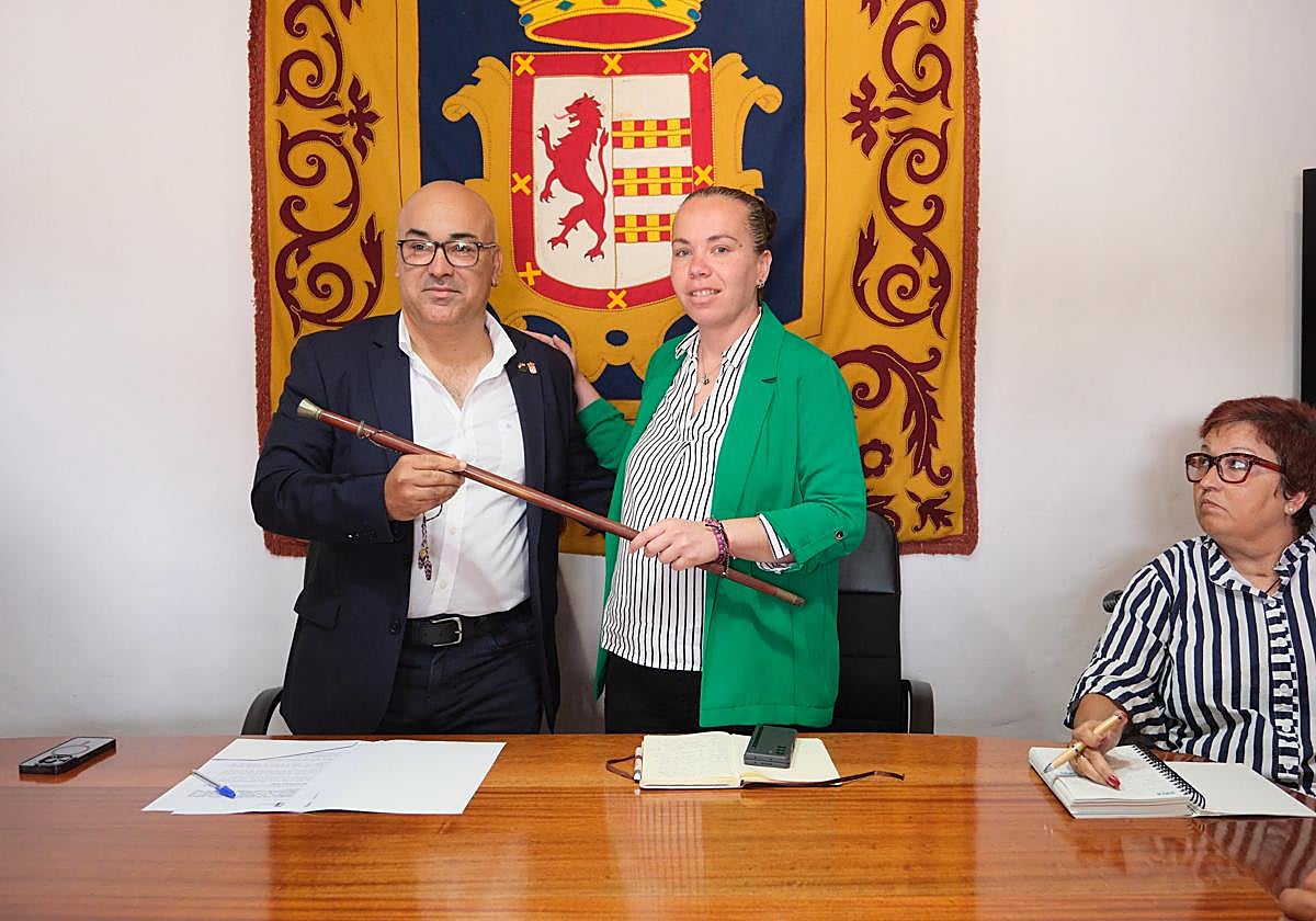 La edil Esperanza González le entregó el bastón de mando a Enrique Pérez.