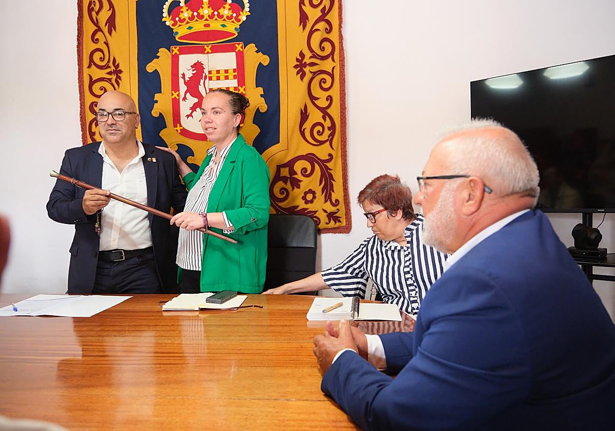 Imagen principal - Betancuria estrena alcalde, Enrique Cerdeña