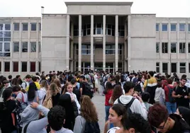 Imagen de archivo de estudiantes esperando para entrar a las pruebas de la EBAU en el campus de Tafira de la ULPGC.
