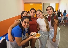 Las alumnas del curso, con el plato de carne de cerdo con papas y mojo.