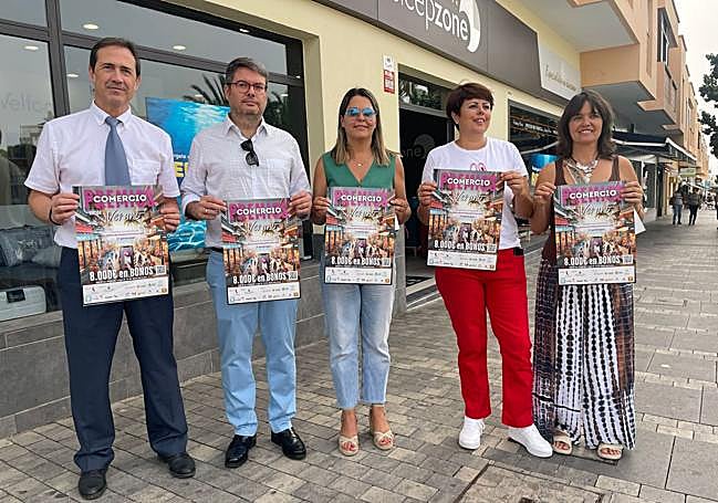 Ángel Ramos, Juan Manuel Gabella, Araceli Armas, Minerva Alonso y Alejandra Castro, este viernes, en la Avenida de Gáldar.