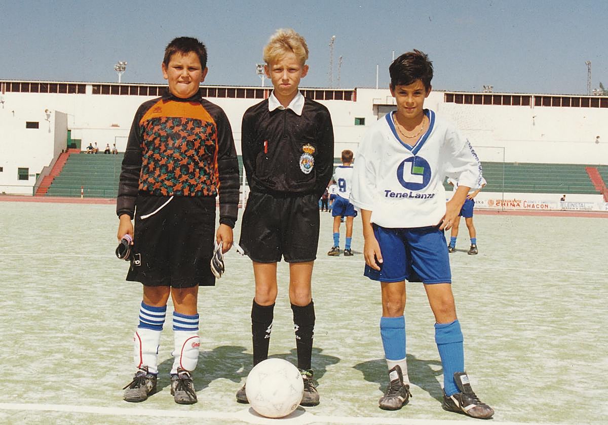 Alejandro Hernández Hernández, en uno de sus primeros partidos como árbitro, en el siglo pasado.