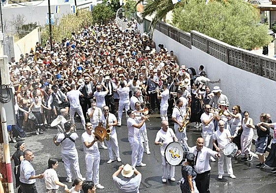 La Banda de Agaete, al frente de la Traída del Agua, en un momento del recorrido de su última edición.