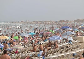 Imágenes de la costa sur de Gran Canaria, abarrotada de bañistas y turistas buscando refrescarse ante el calor