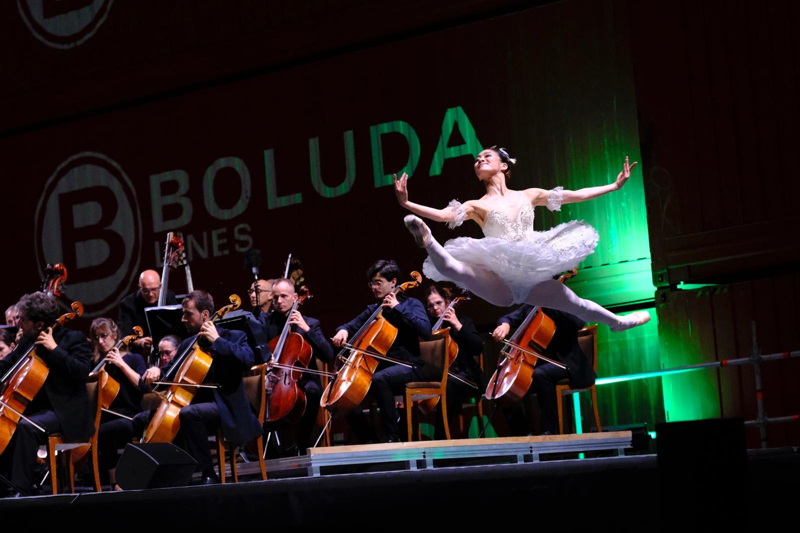 Música y danza a la luz de la noche y el mar