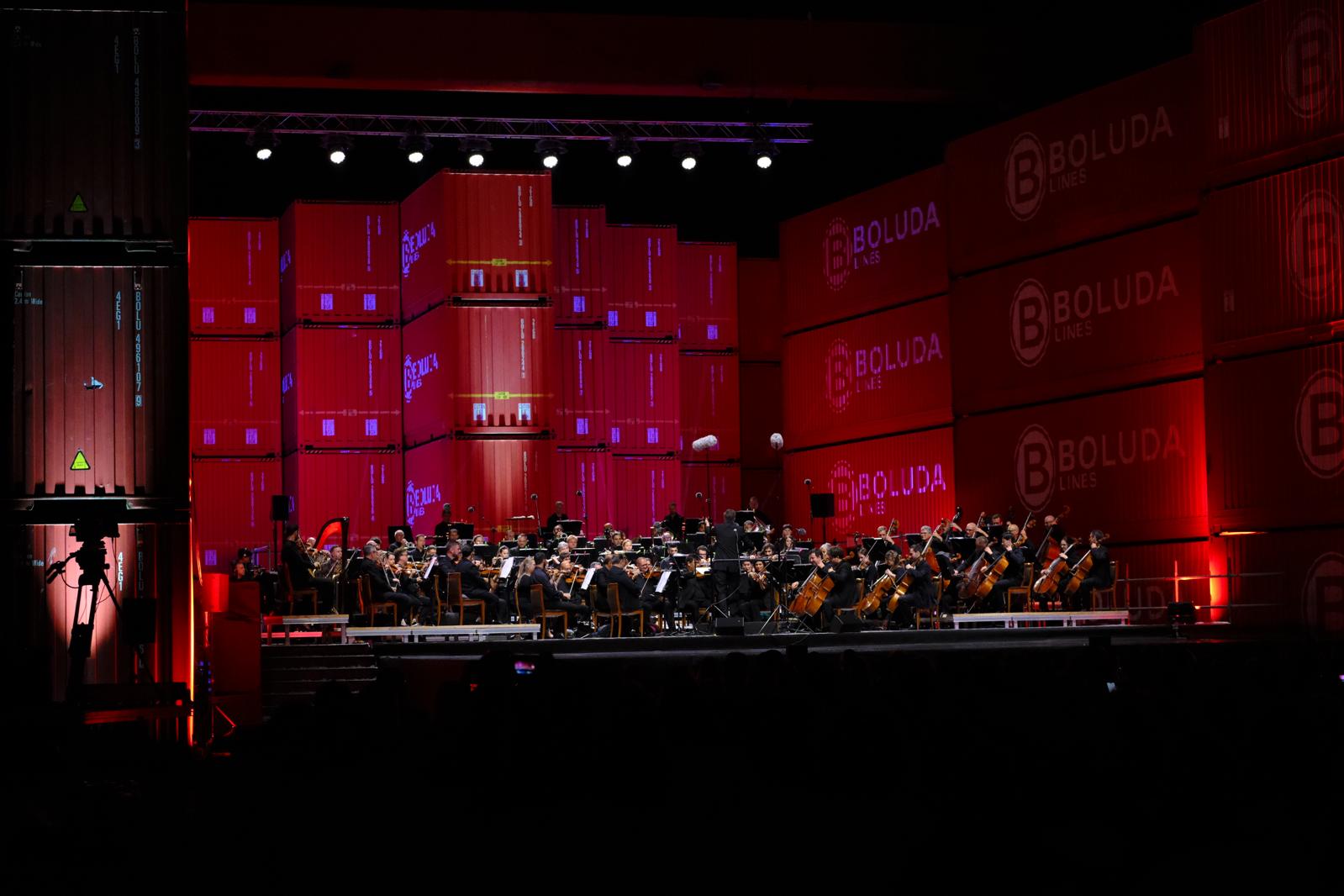 Música y danza a la luz de la noche y el mar