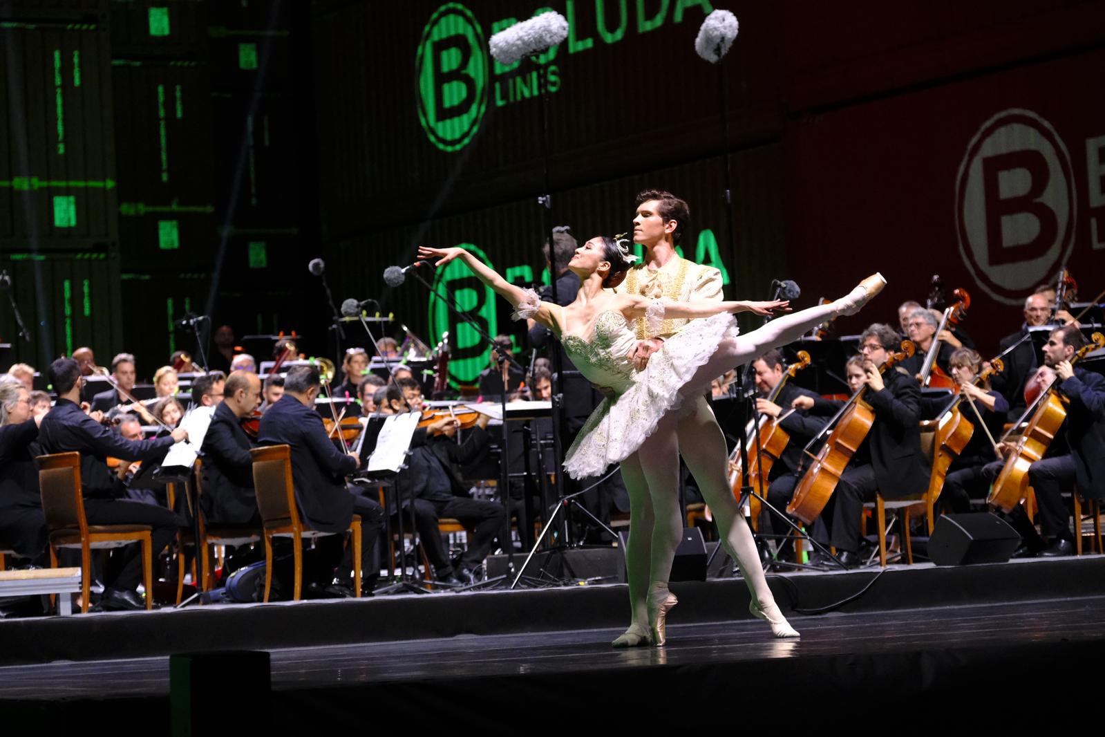 Música y danza a la luz de la noche y el mar