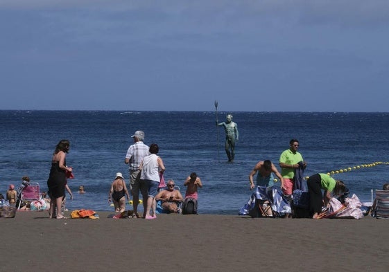 Usuarios estos días en la playa de Melenara, en Telde.