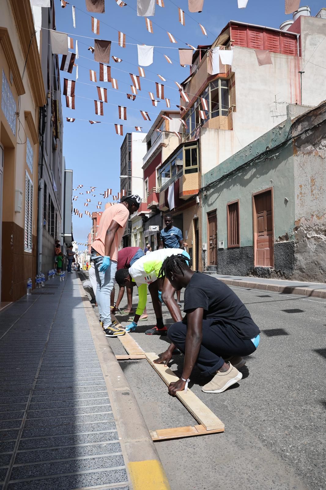 Tradición y color en forma de alfombras por las fiestas del Carmen