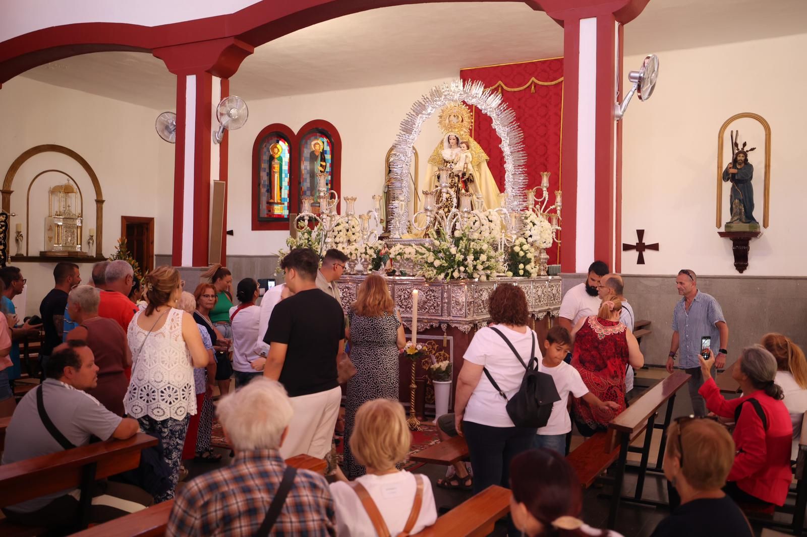 Tradición y color en forma de alfombras por las fiestas del Carmen