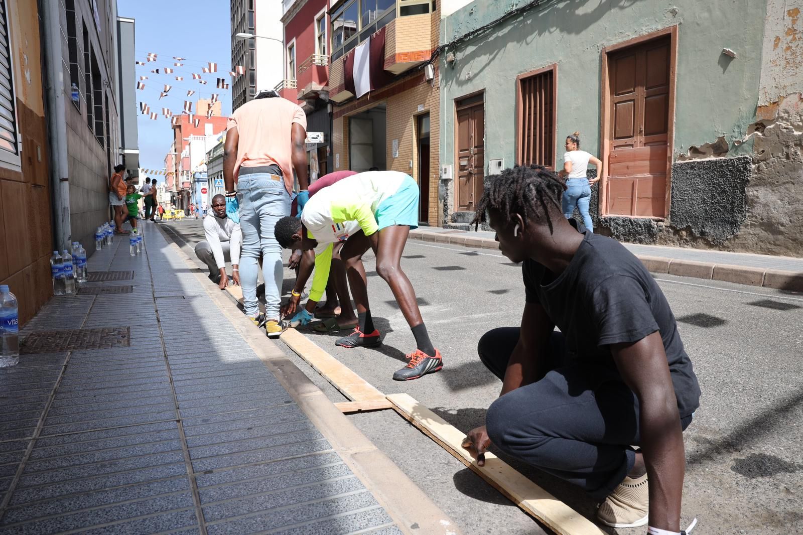 Tradición y color en forma de alfombras por las fiestas del Carmen