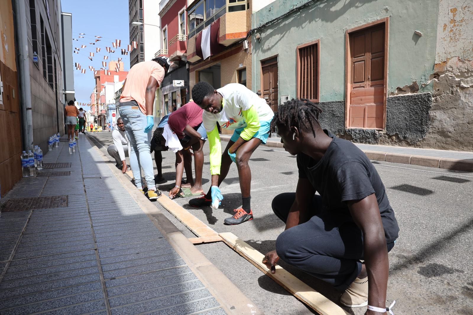 Tradición y color en forma de alfombras por las fiestas del Carmen