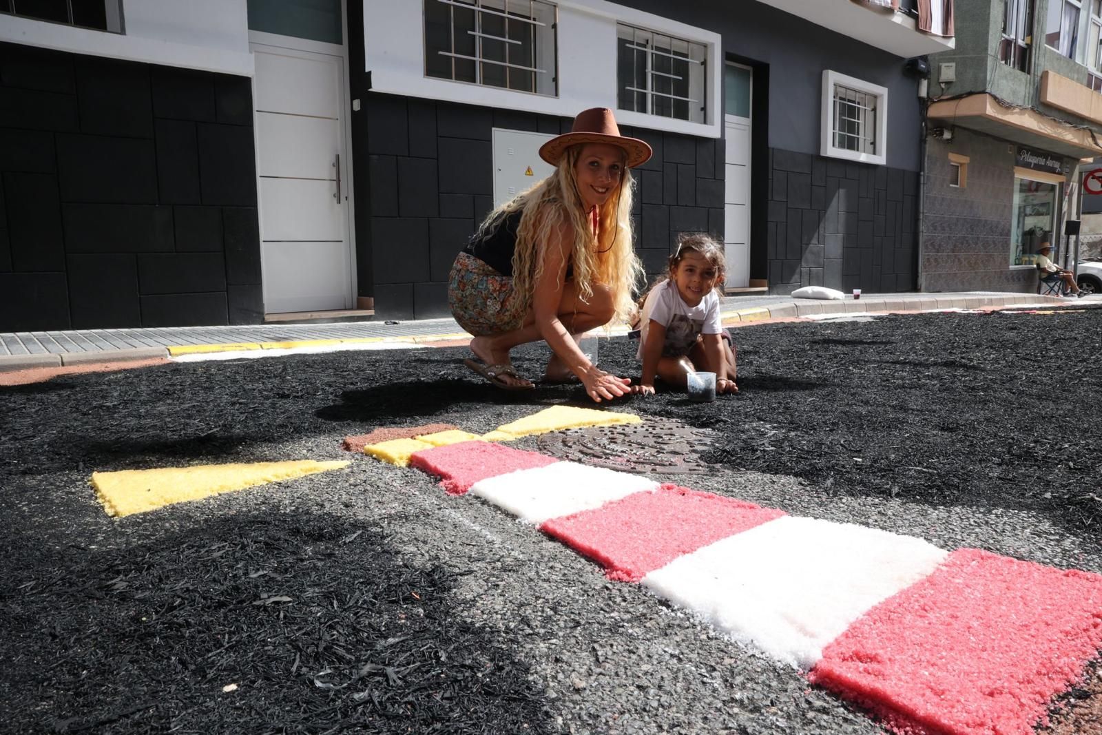 Tradición y color en forma de alfombras por las fiestas del Carmen