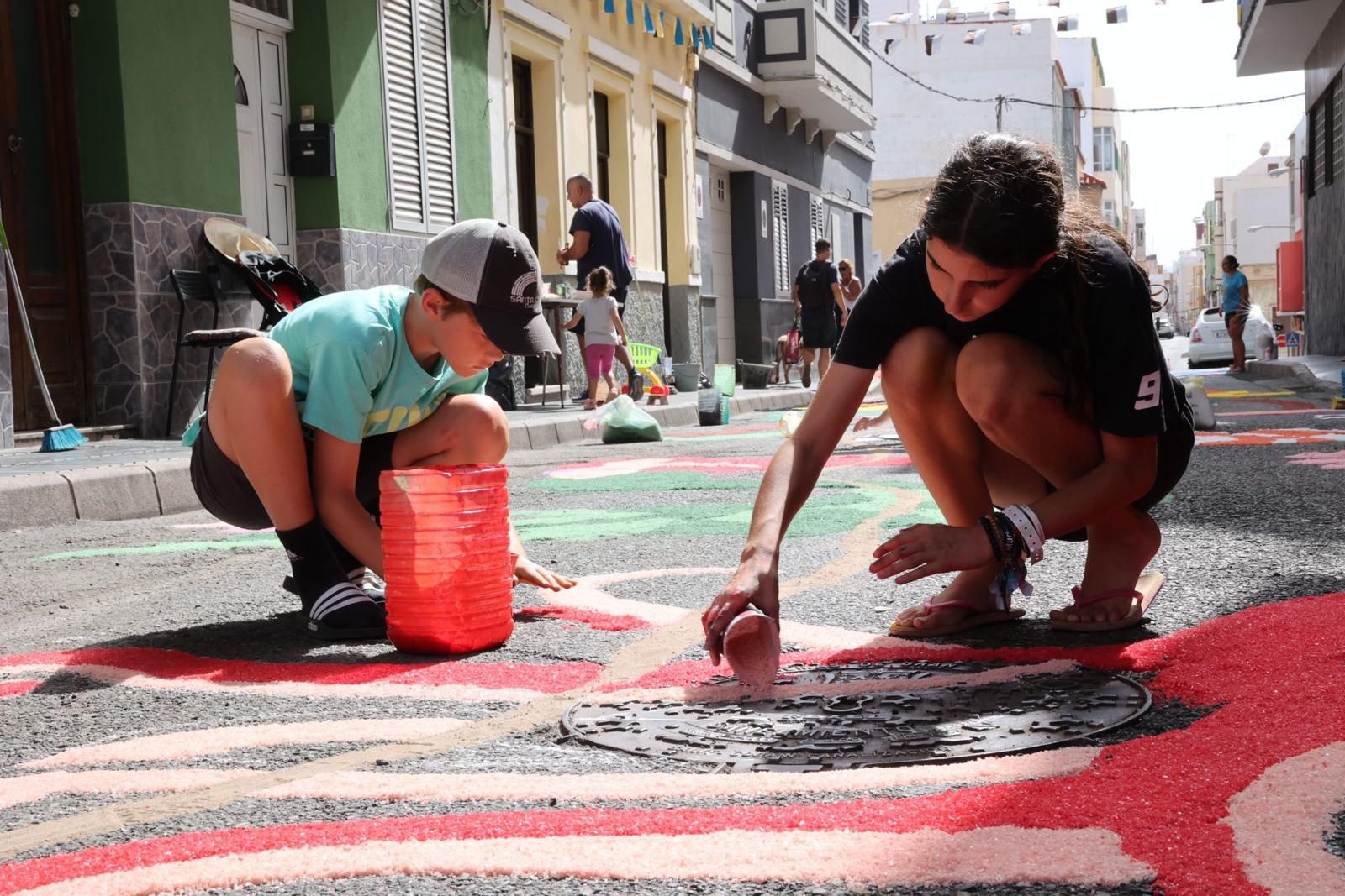 Tradición y color en forma de alfombras por las fiestas del Carmen