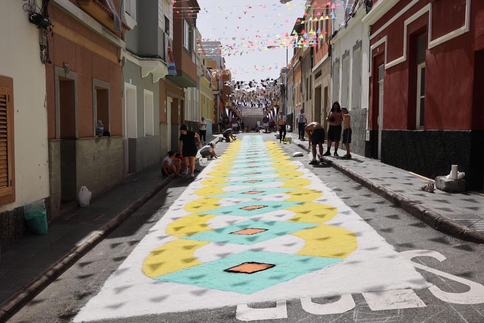 Tradición y color en forma de alfombras por las fiestas del Carmen
