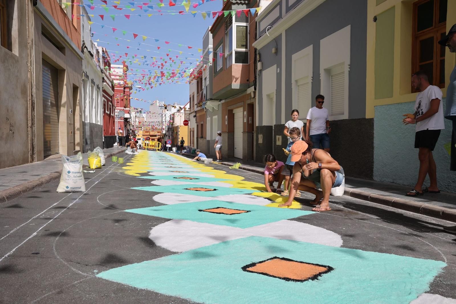 Tradición y color en forma de alfombras por las fiestas del Carmen