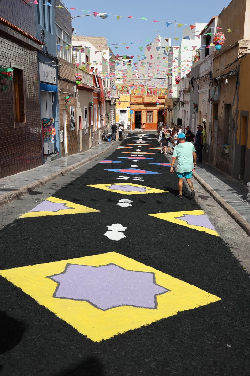 Tradición y color en forma de alfombras por las fiestas del Carmen