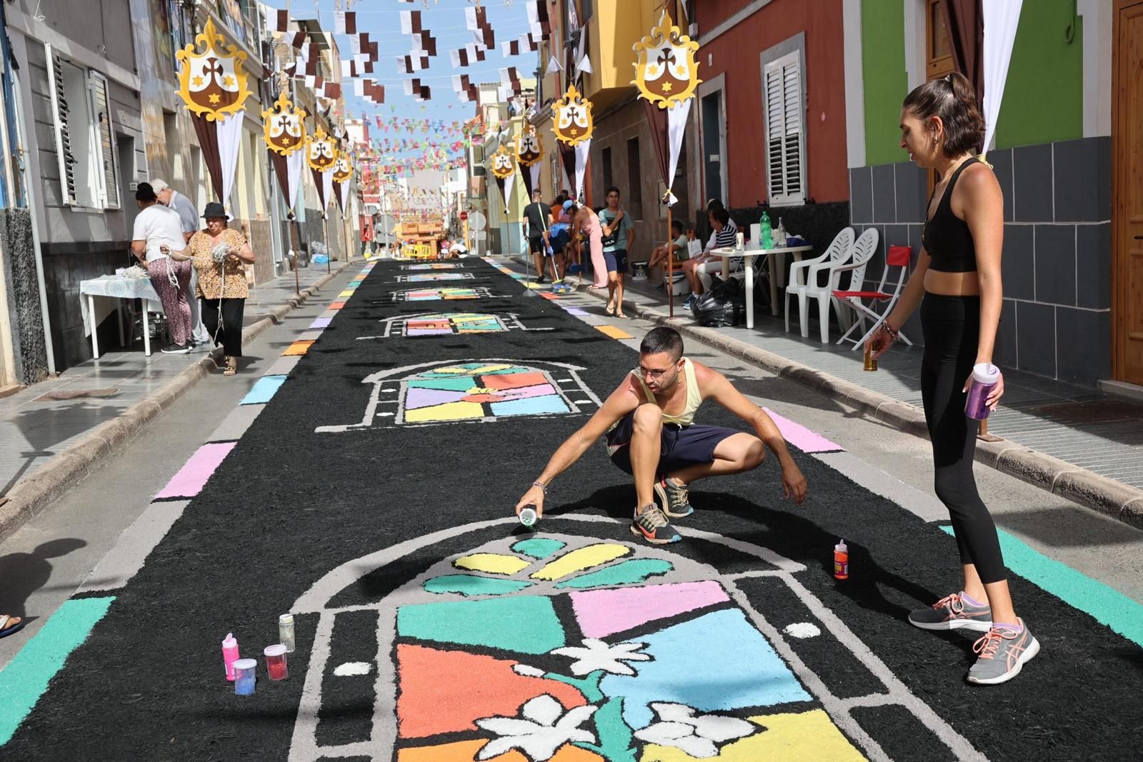 Tradición y color en forma de alfombras por las fiestas del Carmen