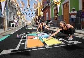 Tradición y color en forma de alfombras por las fiestas del Carmen