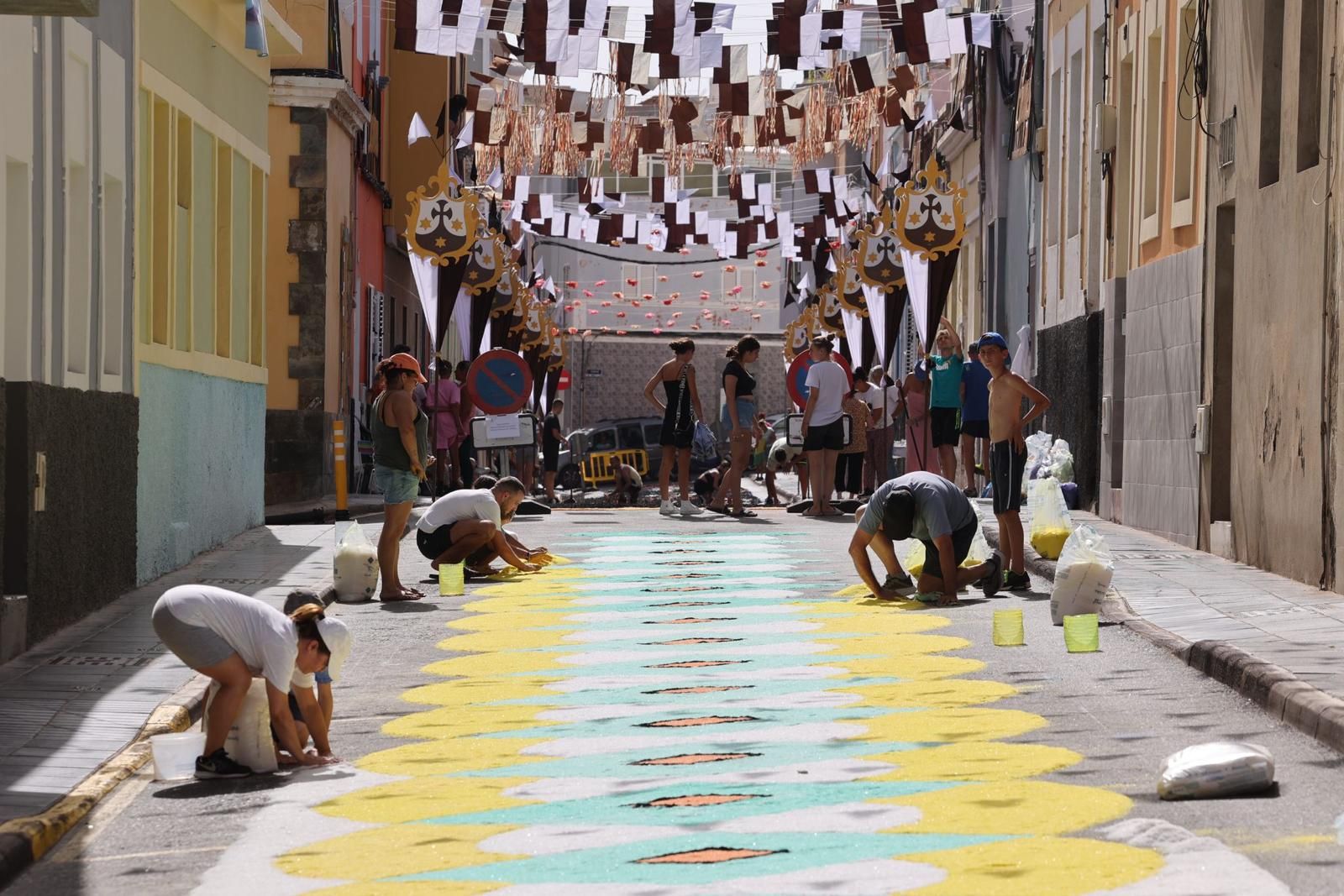 Tradición y color en forma de alfombras por las fiestas del Carmen