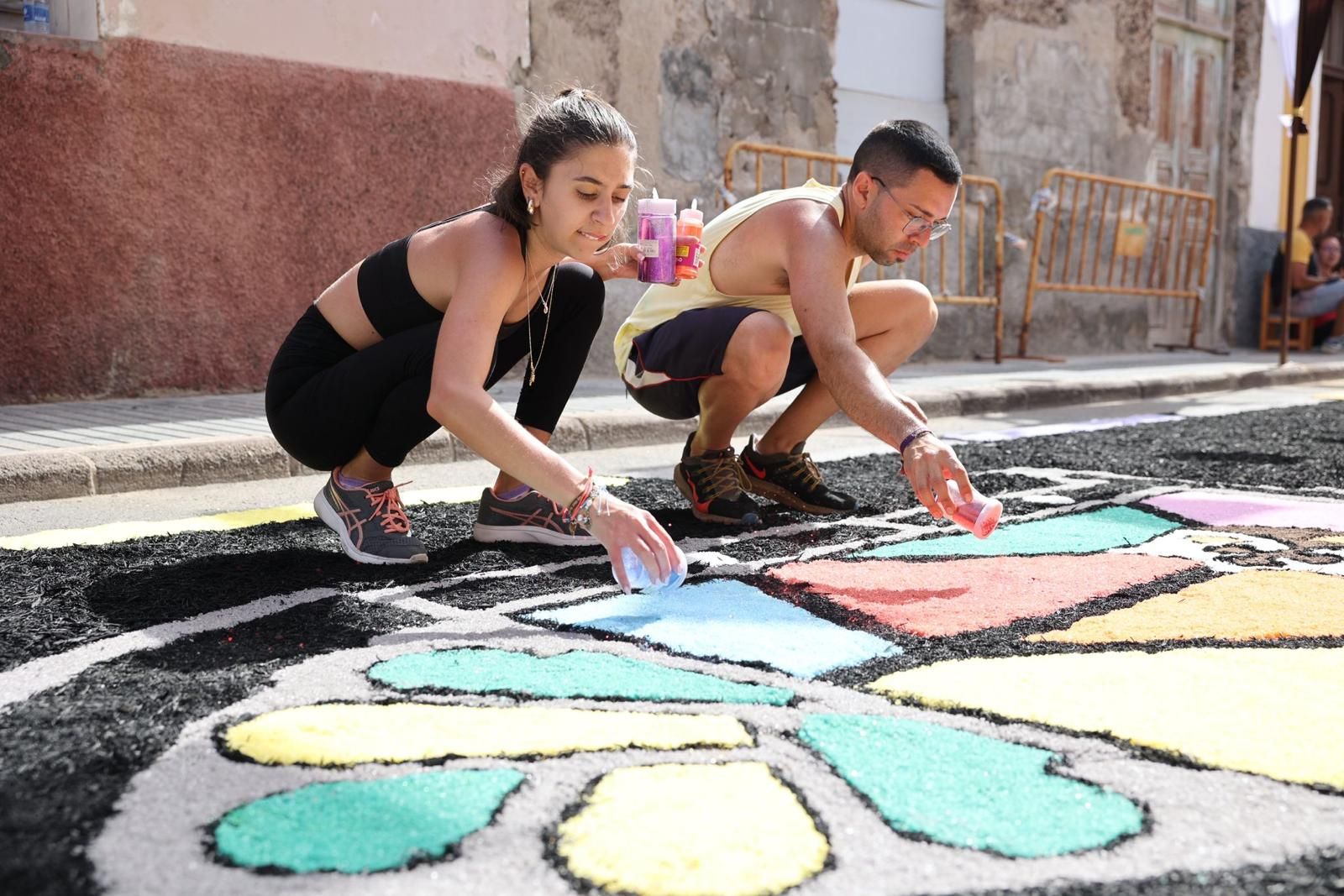 Tradición y color en forma de alfombras por las fiestas del Carmen