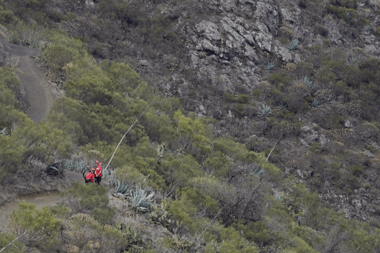 Imagen de la Jay Slater con su madre. Fotografías de la búsqueda y hallazgo del joven británico.
