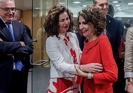 La ministra María Jesús Montero (d) saluda a la consejera Matilde Asián antes del CPFF.