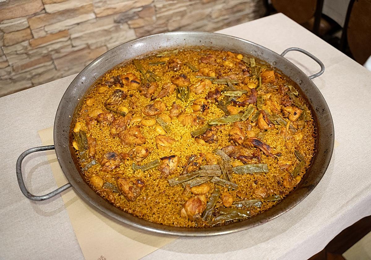 Imagen principal - Hnos. Rogelio presenta las Jornadas Gastronómicas de los Arroces de la mano de una de las grandes promesas de la cocina española