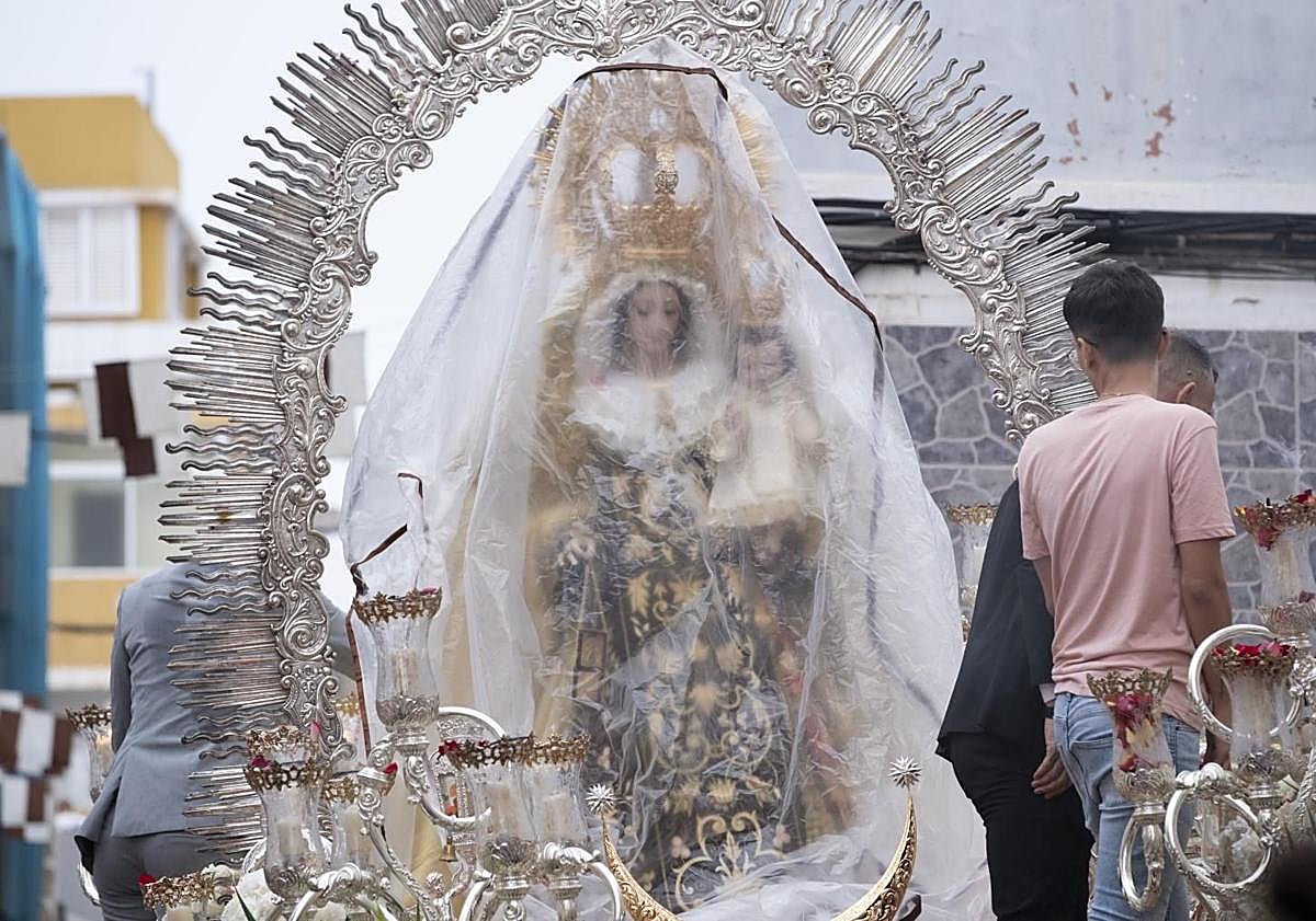 Imagen principal - Distintos momentos de la procesión de este martes, festividad del Carmen.