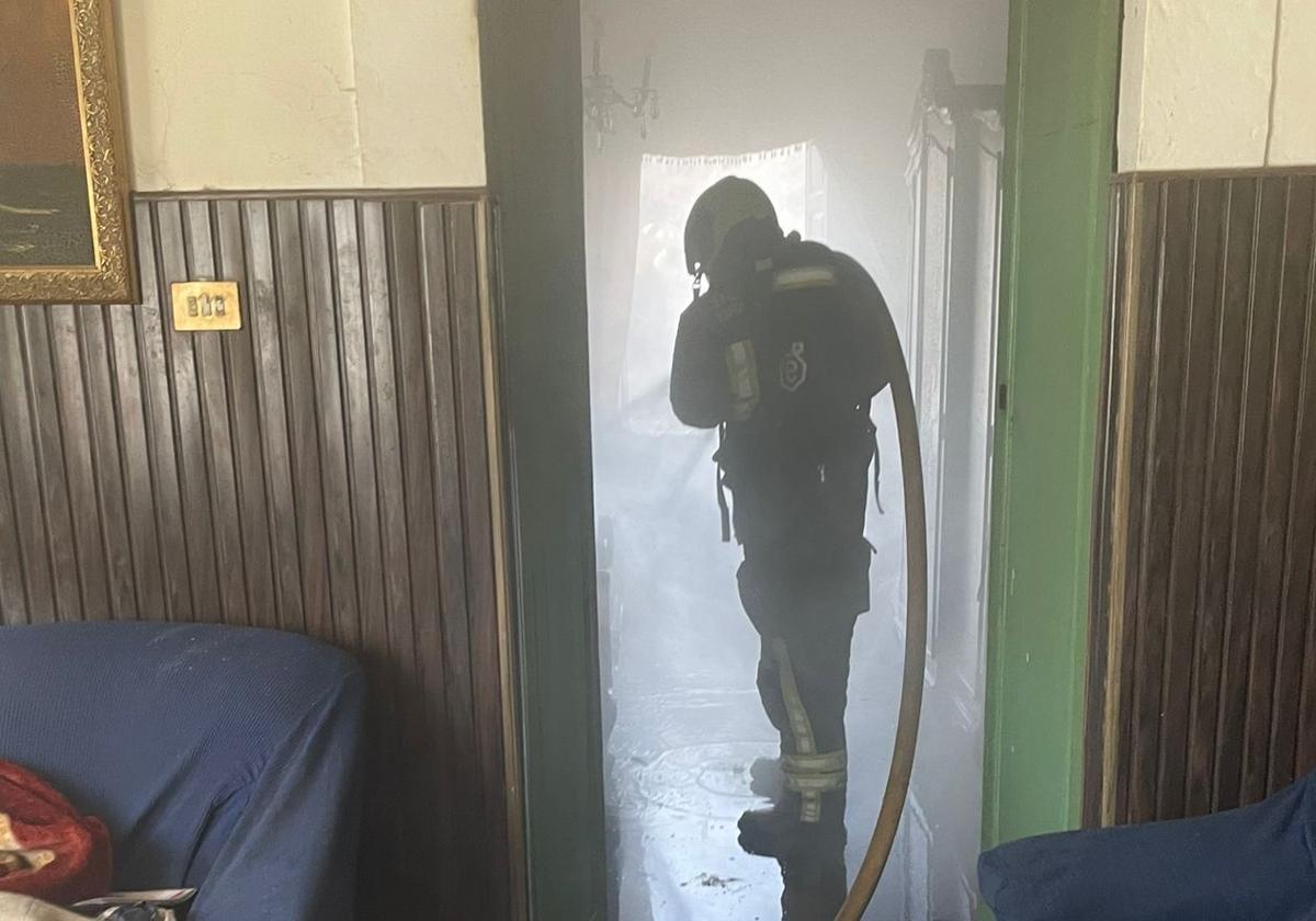 El rescate de un hombre tras un incendio en Arucas, en imágenes