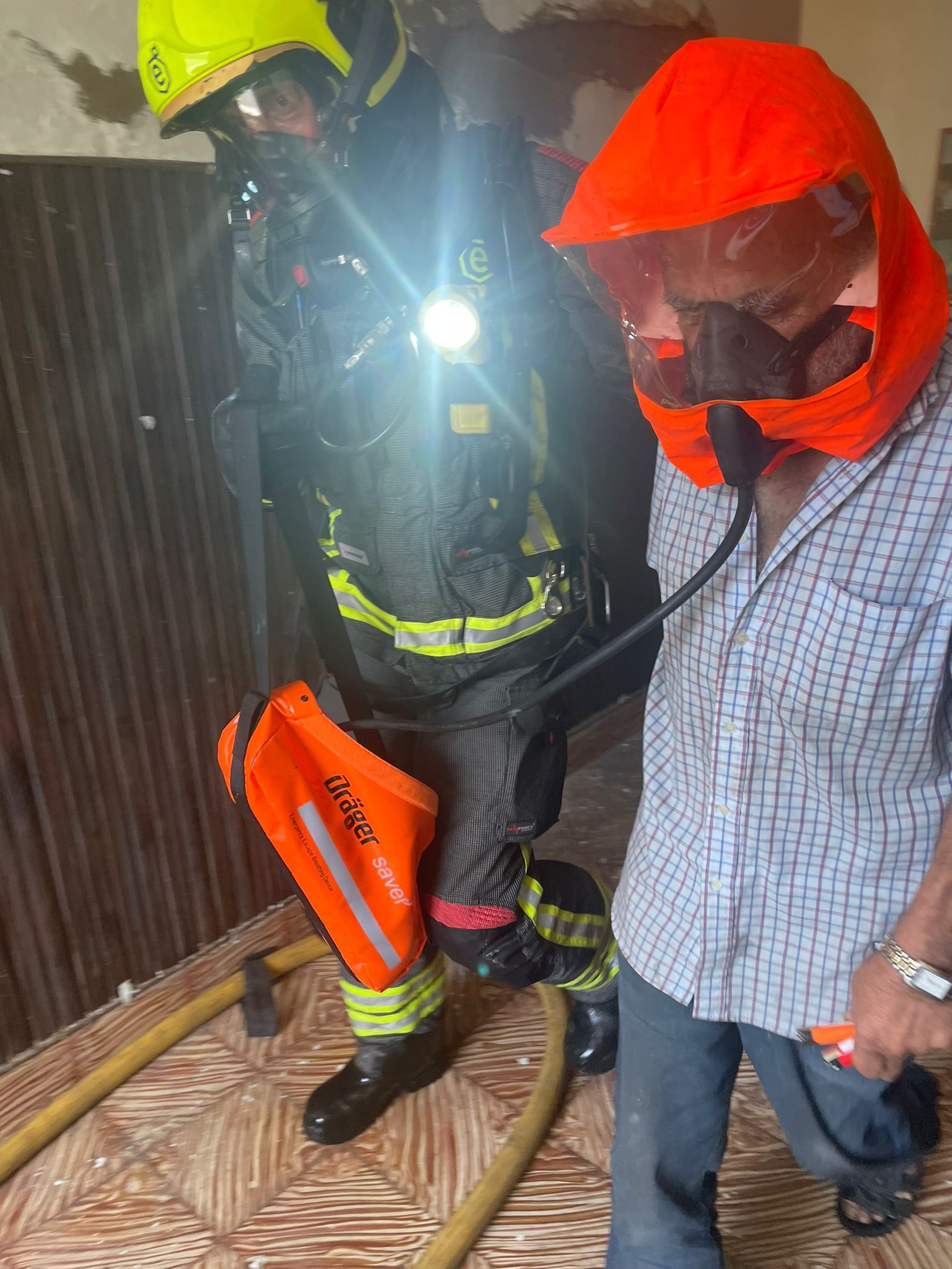 El rescate de un hombre tras un incendio en Arucas, en imágenes