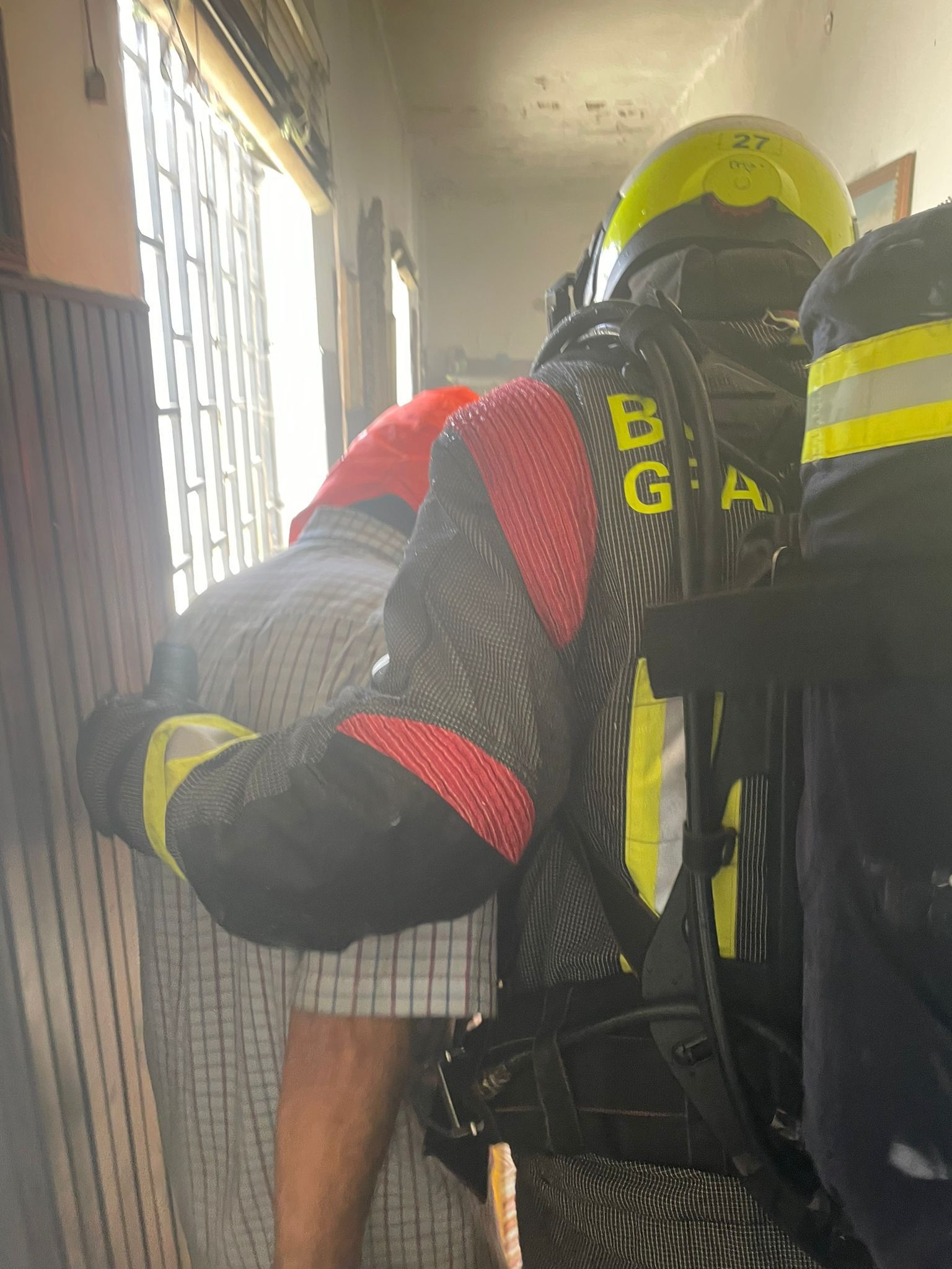 El rescate de un hombre tras un incendio en Arucas, en imágenes