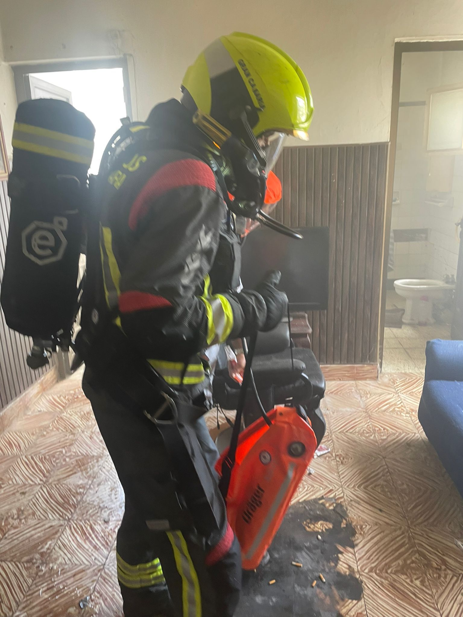 El rescate de un hombre tras un incendio en Arucas, en imágenes