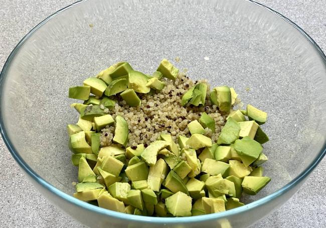 Cocemos la quinoa y la disponemos con el aguacate