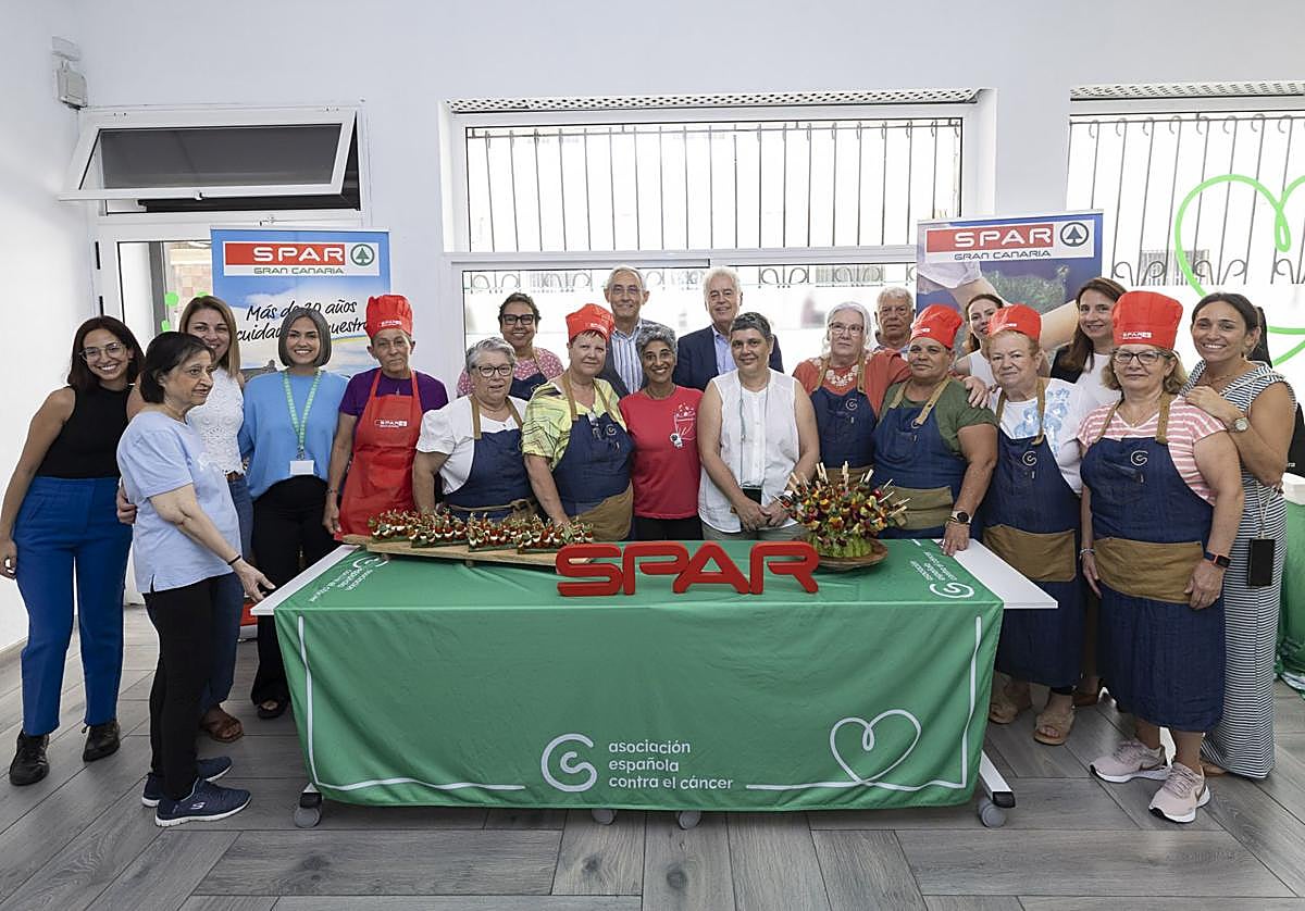 Beneficiaros de la Asociación y representantes de las entidades durante el taller de cocina.