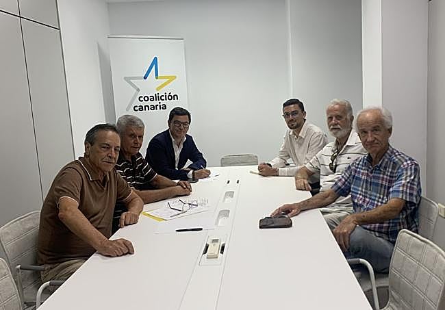 Imagen de la reunión del consejero regional de Obras Públicas con el Foro Roque Aldeano.