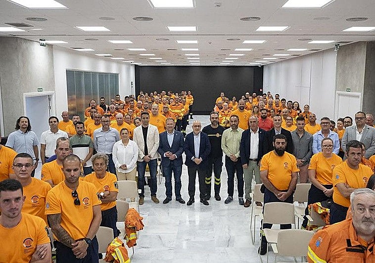 Voluntarios de las agrupaciones de Protección Civil de Gran Canaria y autoridades del Cabildo.
