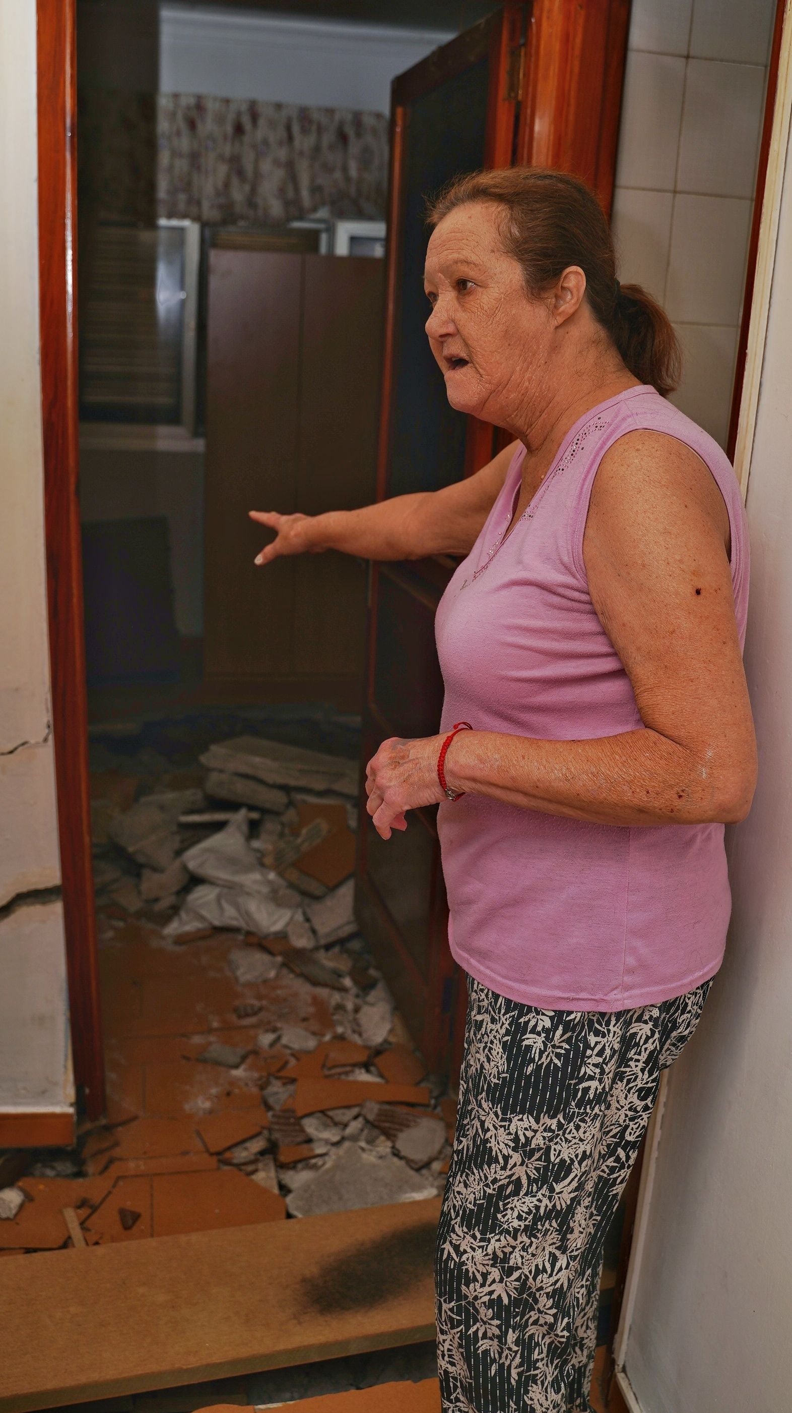 Vecina de Schamann pide ayuda para el problema de hundimiento de su casa