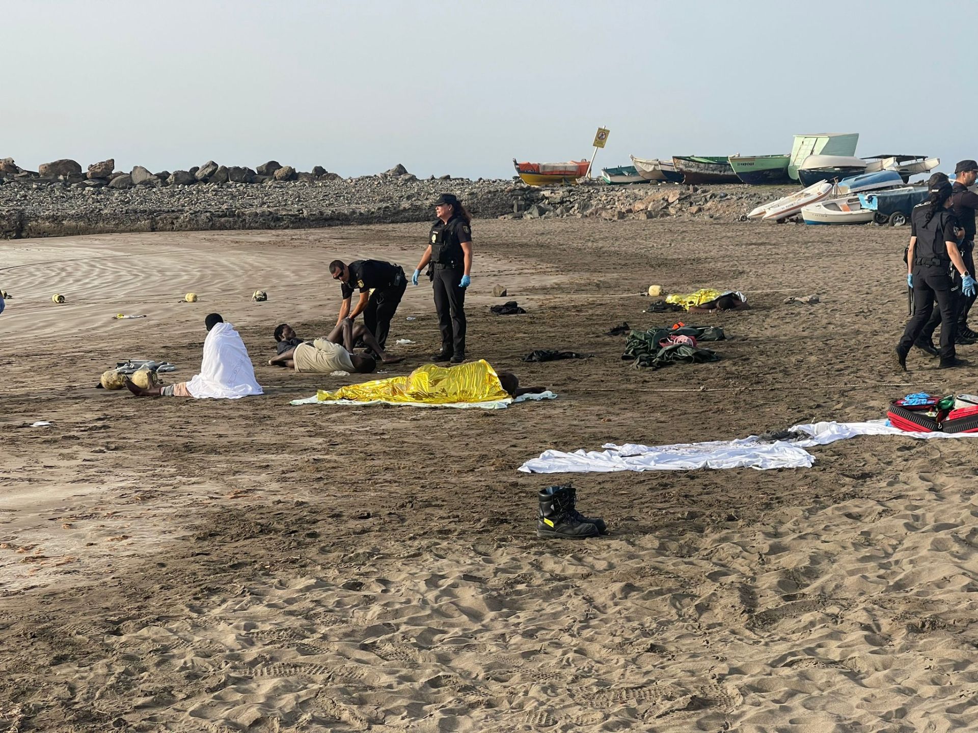 Un cayuco llega a la playa de Las Burras