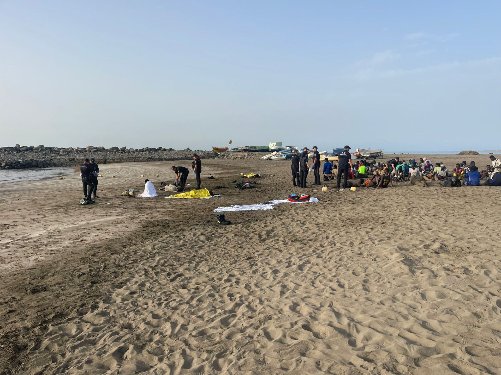 Un cayuco llega a la playa de Las Burras