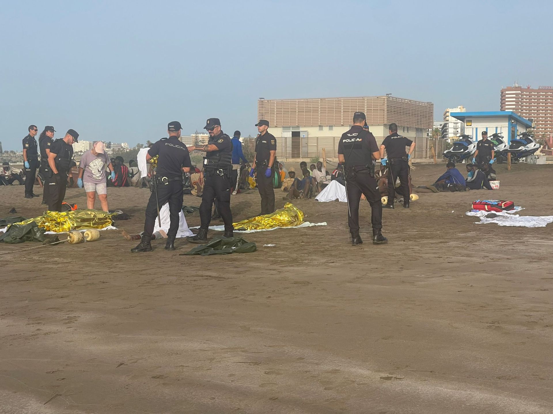 Un cayuco llega a la playa de Las Burras