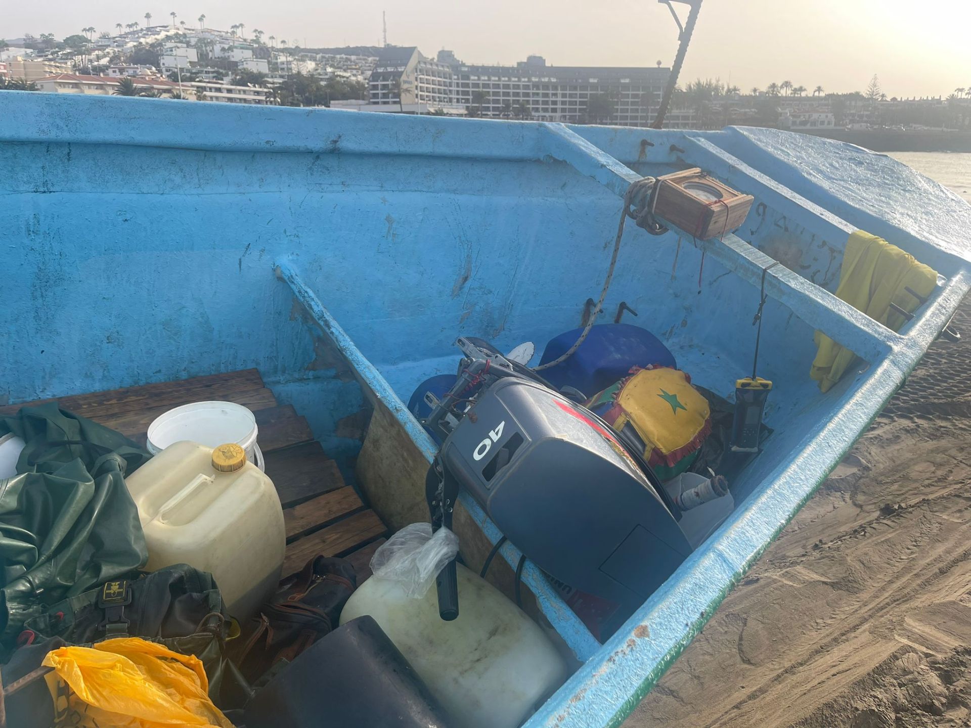 Un cayuco llega a la playa de Las Burras