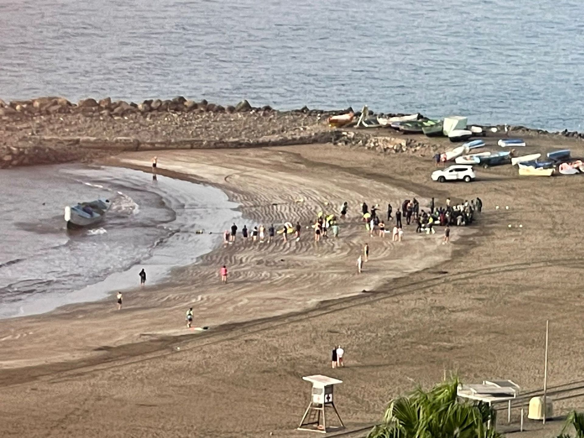 Un cayuco llega a la playa de Las Burras