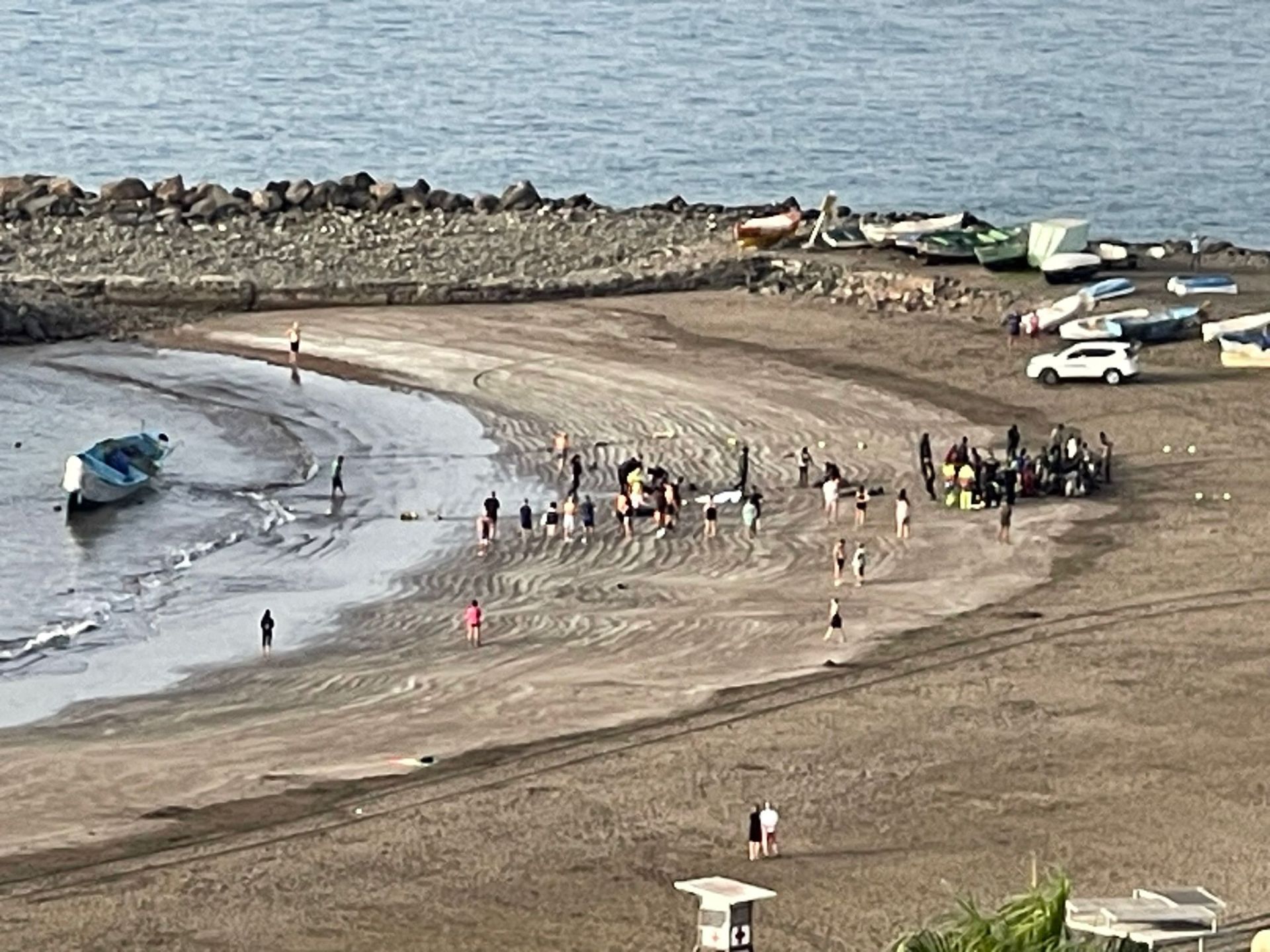 Un cayuco llega a la playa de Las Burras