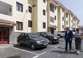 Augusto Hidalgo y Onalia Bueno recorrieron la calle Drago, en el casco de Mogán, buena parte de cuyas viviendas serán rehabilitadas.