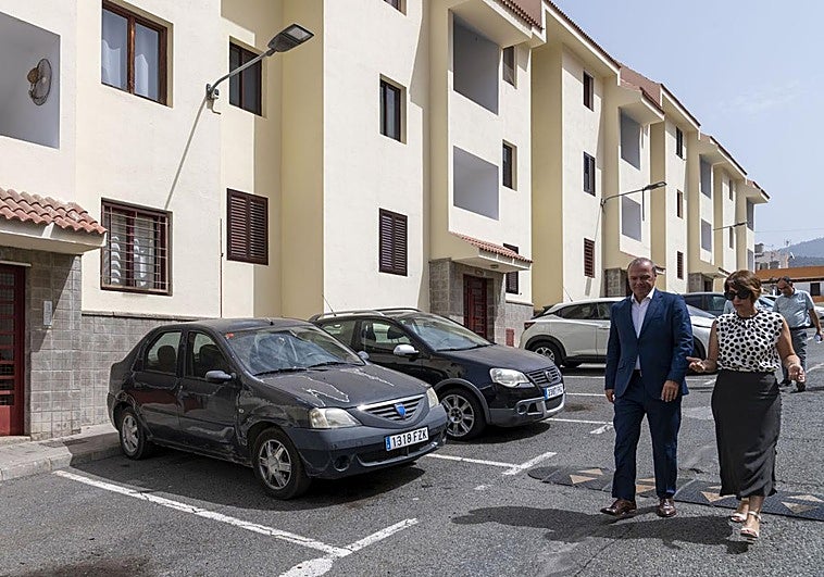 Augusto Hidalgo y Onalia Bueno recorrieron la calle Drago, en el casco de Mogán, buena parte de cuyas viviendas serán rehabilitadas.