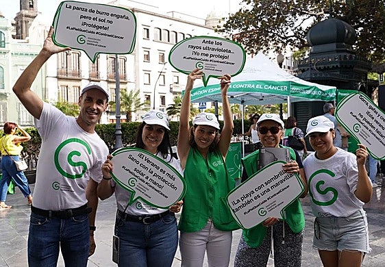 Presentación de la campaña de sol 'LaPielQueCuido' en la plaza de las Ranas.